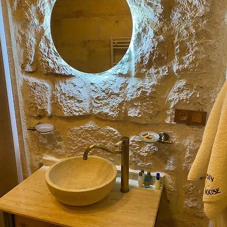 לינה וארוחת בוקר Cavusin Cave House-cappadocia גורמה